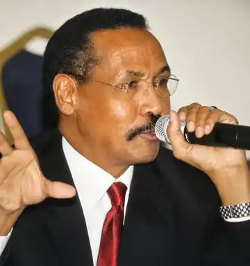 المستشار الطيب مضوي شيقوق متحدثًا بالمايكروفون — من ألبوم الذكريات
